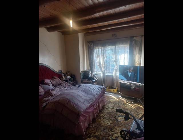 4 BEDROOM HOUSE FOR SALE IN BEZUIDENHOUT VALLEY